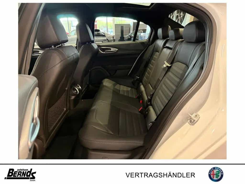Alfa Romeo Giulia 2.0T AT8-Q4 Veloce GLASSCHIEBEDACH TECHNO 04/2025-photo-7