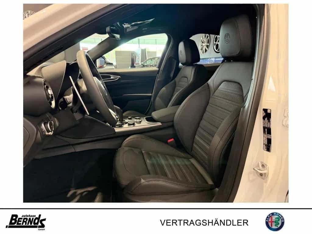Alfa Romeo Giulia 2.0T AT8-Q4 Veloce GLASSCHIEBEDACH TECHNO 04/2025-photo-8