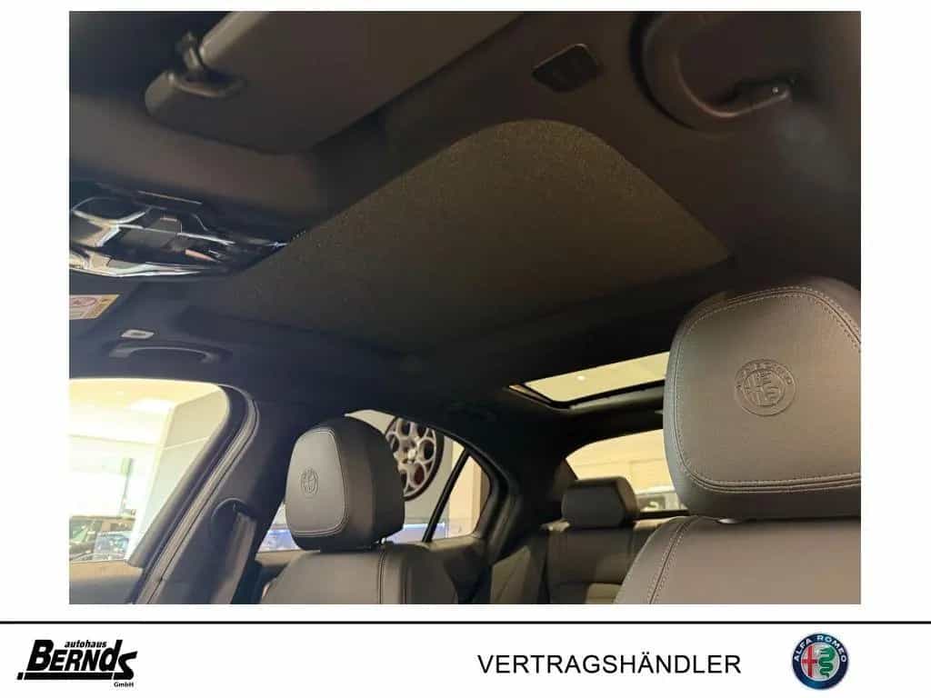 Alfa Romeo Giulia 2.0T AT8-Q4 Veloce GLASSCHIEBEDACH TECHNO 04/2025-photo-9
