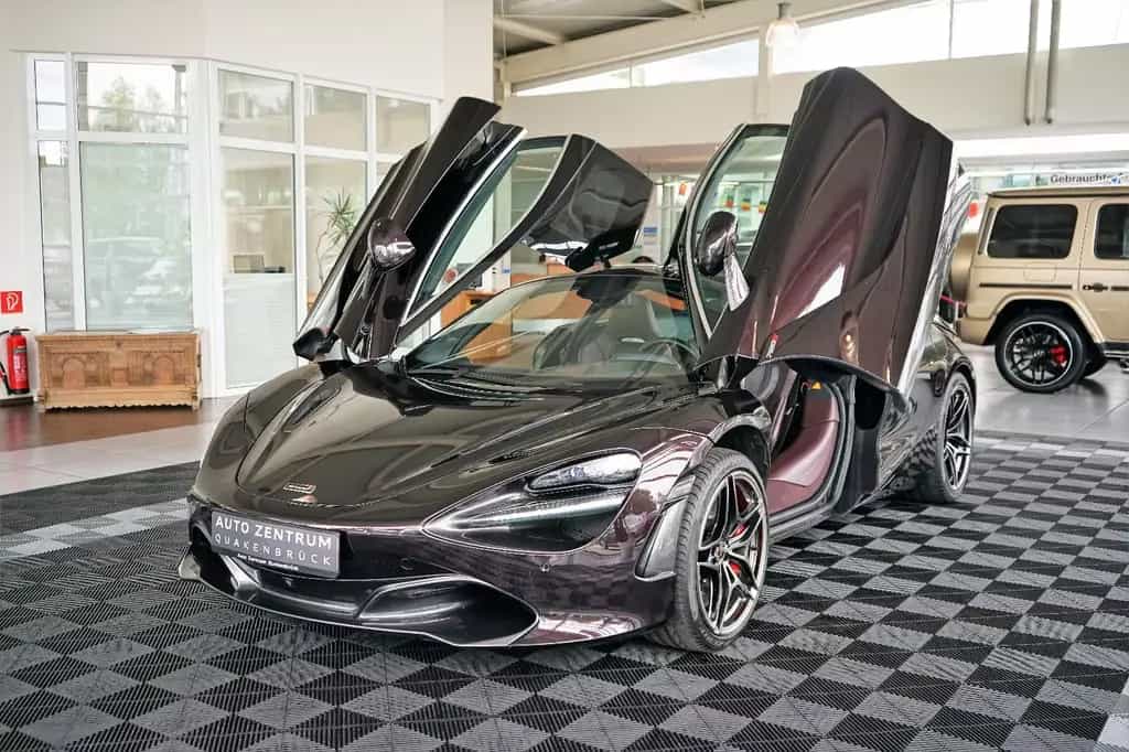 McLaren 720S Coupé Performace Carbon Lift Glas B&W 360° 10/2017-photo-2