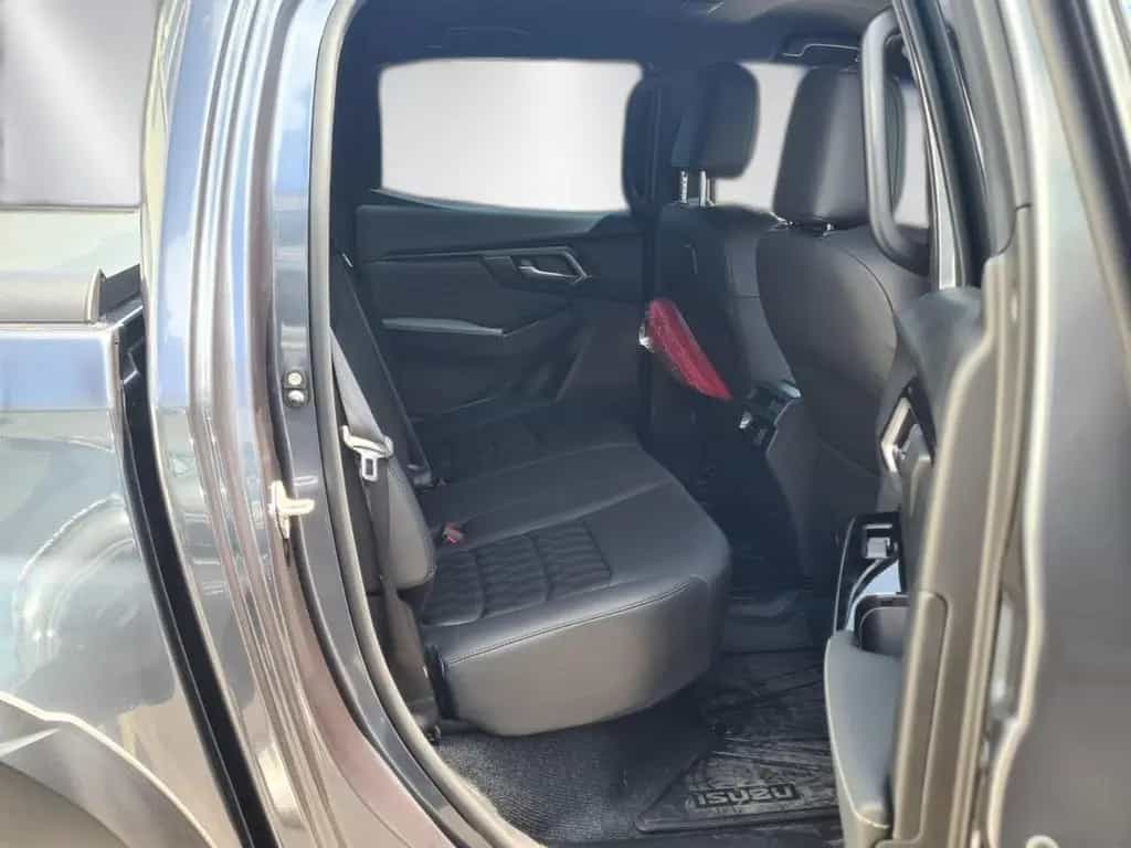 Isuzu D-Max DOUBLE CAB V-CROSS 4x4 A/T ROLLCOVER AHK 03/2025-photo-14
