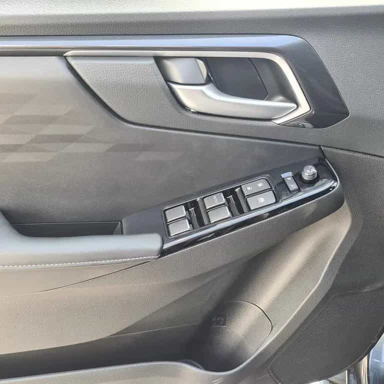 Isuzu D-Max DOUBLE CAB V-CROSS 4x4 A/T ROLLCOVER AHK 03/2025-photo-8