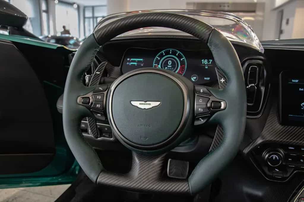 Aston Martin V12 Vantage Speedster null-photo-10