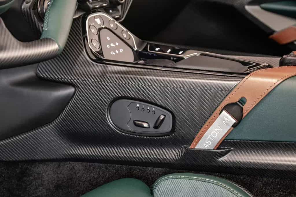 Aston Martin V12 Vantage Speedster null-photo-13