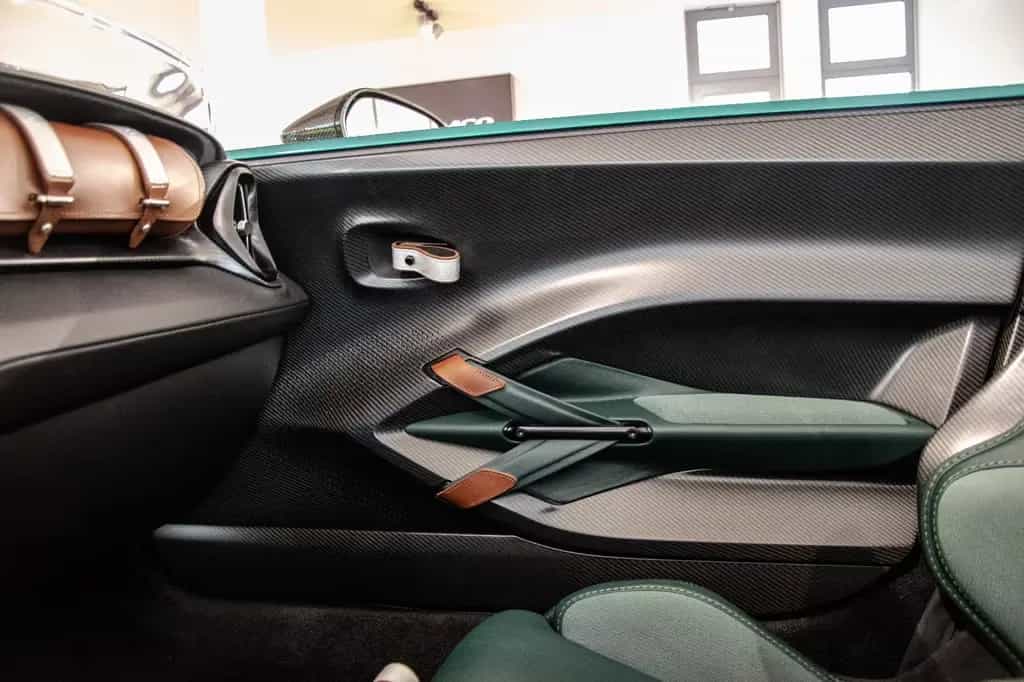 Aston Martin V12 Vantage Speedster null-photo-15