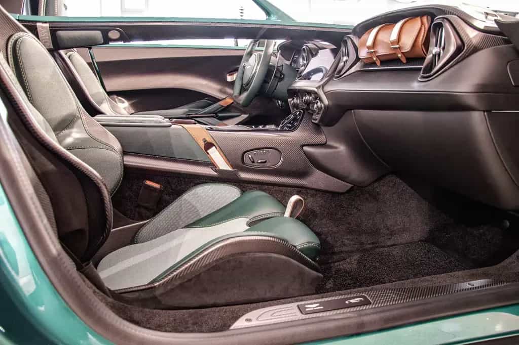 Aston Martin V12 Vantage Speedster null-photo-16