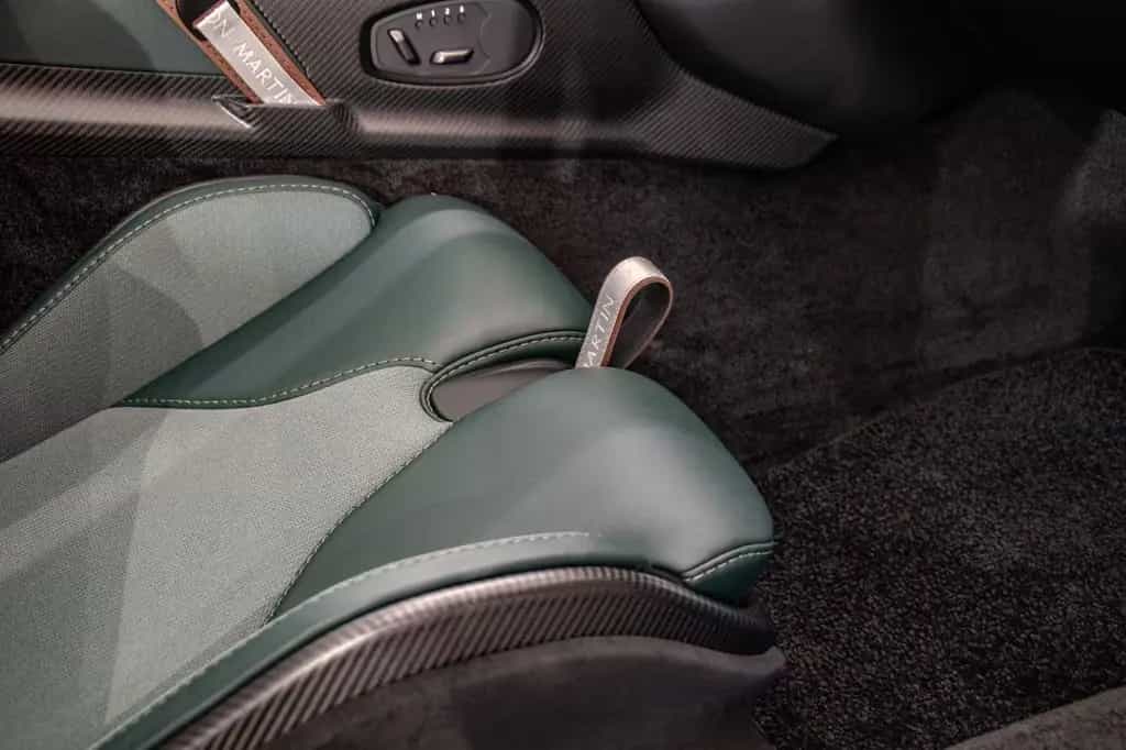 Aston Martin V12 Vantage Speedster null-photo-17