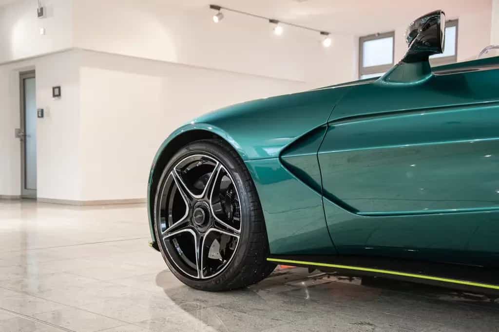 Aston Martin V12 Vantage Speedster null-photo-19