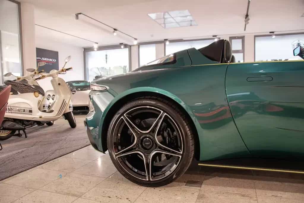 Aston Martin V12 Vantage Speedster null-photo-20