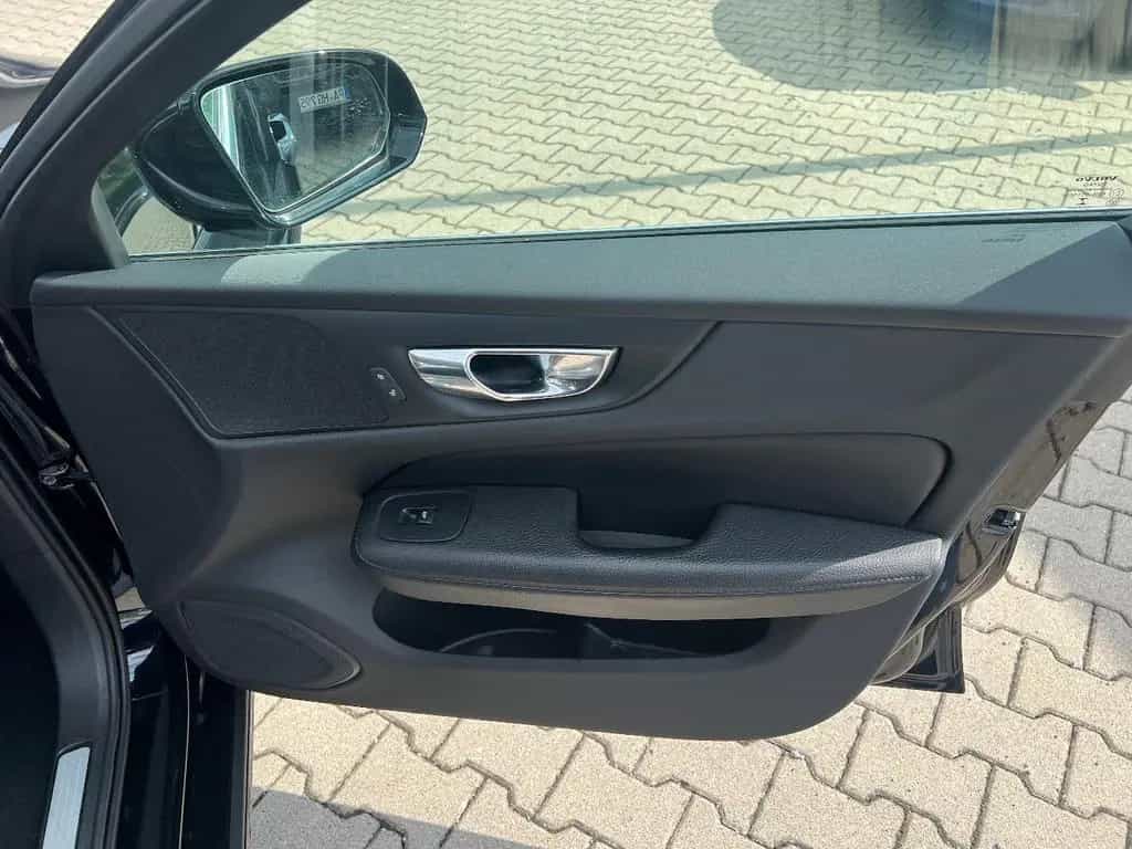 Volvo V60 Kombi D4 Inscription *LED Navi Leder AHK SHZ 02/2020-photo-19