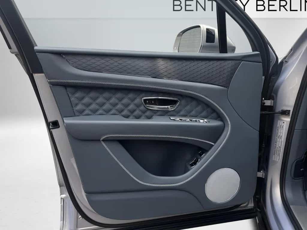 Bentley Bentayga V8 -1.HAND-BLACKLINE -BENTLEY BERLIN - 06/2022-photo-22
