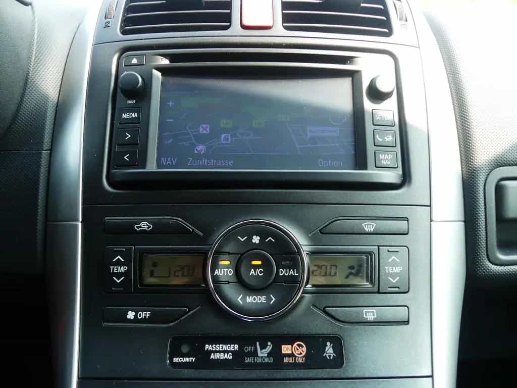 Toyota Auris Travel Klimaautomatik Navi Kamera 06/2012-photo-10