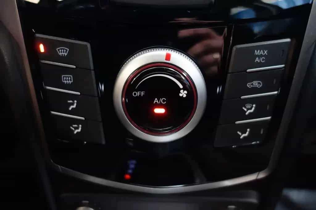 Ssangyong Tivoli 1.6 e-XGi 160 SAPPHIRE 2WD"TÜV"GARANTIE 01/2020-photo-32