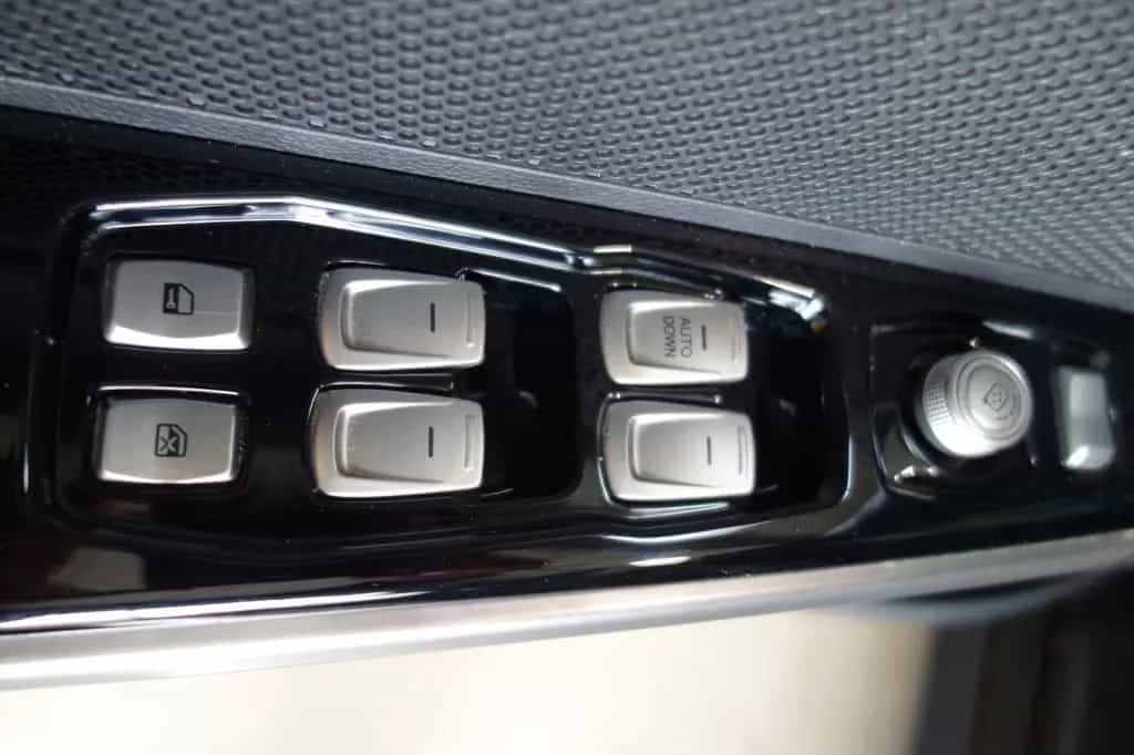 Ssangyong Tivoli 1.6 e-XGi 160 SAPPHIRE 2WD"TÜV"GARANTIE 01/2020-photo-35