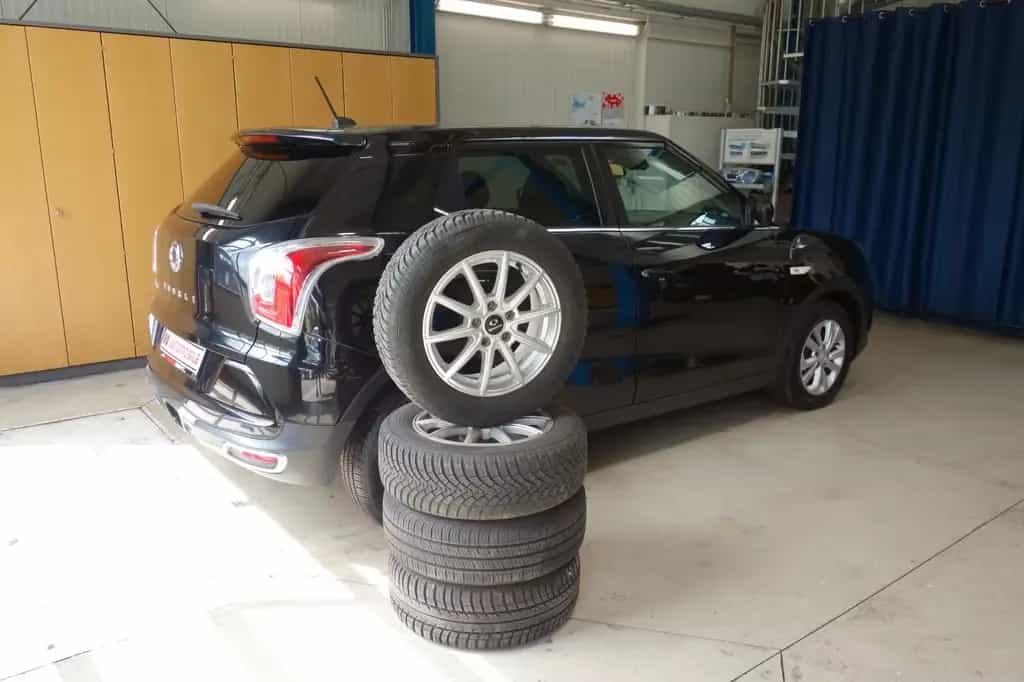 Ssangyong Tivoli 1.6 e-XGi 160 SAPPHIRE 2WD"TÜV"GARANTIE 01/2020-photo-46