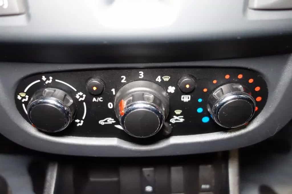 Dacia Duster Celebration 4x2"Motorschaden" 11/2014-photo-37