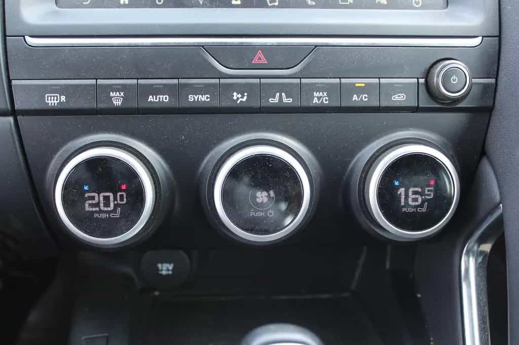 Jaguar E-Pace S AWD NAVI*AHK*HEAD-UP*LED*KAMERA*MERDIAN 06/2019-photo-17