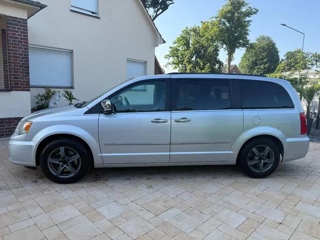 Lancia Voyager 2.8 JTDM Gold+Leder+Navi+AHK+7 Sitz+ 12/2011-photo-1
