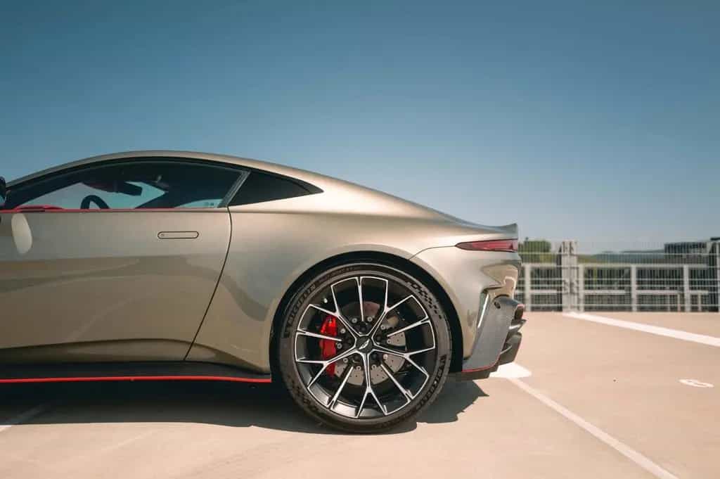 Aston Martin V8 Vantage Ceramic, Carbon, Q 01/2025-photo-16
