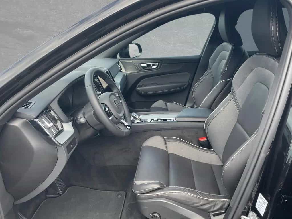 Volvo XC60 B5 AWD Mild-Hybrid Plus Dark AHK ACC BLIS 03/2024-photo-2
