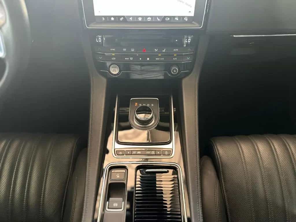 Jaguar F-Pace AWD Pano.|360°Kamera|Volleder|Head-Up 08/2017-photo-17