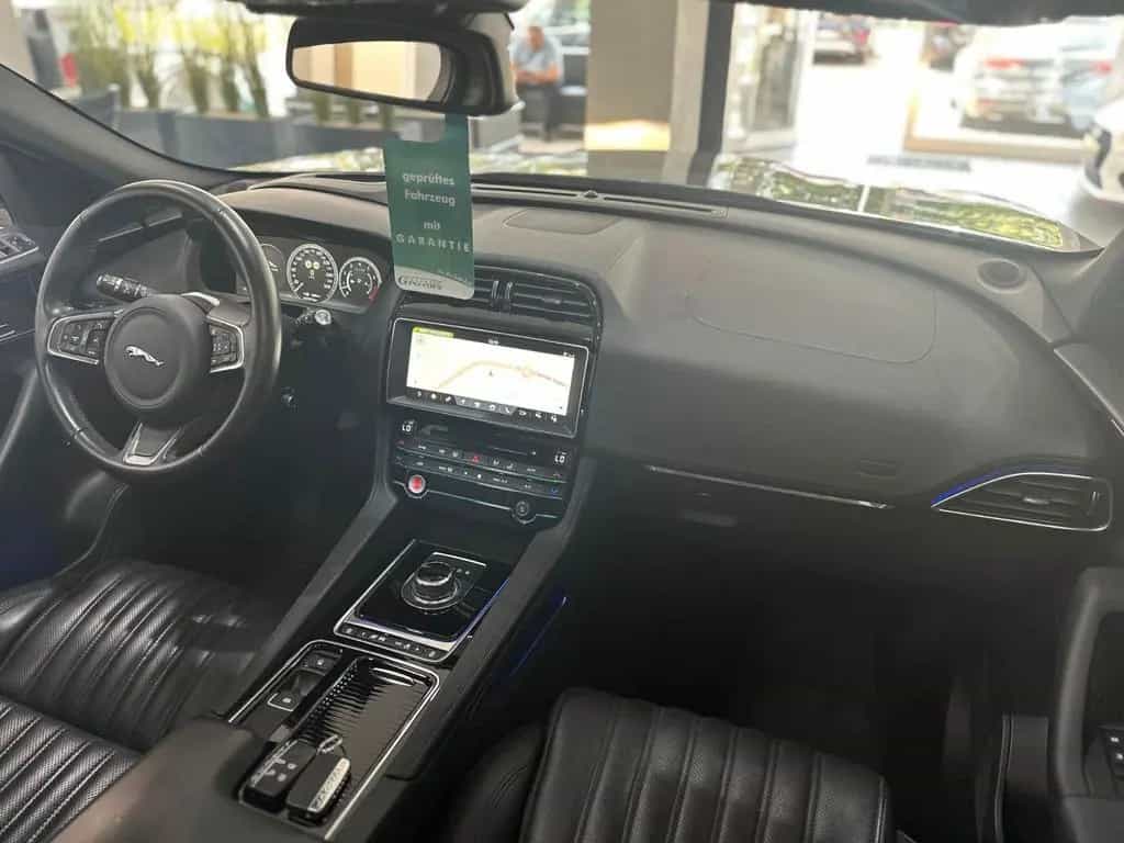 Jaguar F-Pace AWD Pano.|360°Kamera|Volleder|Head-Up 08/2017-photo-18