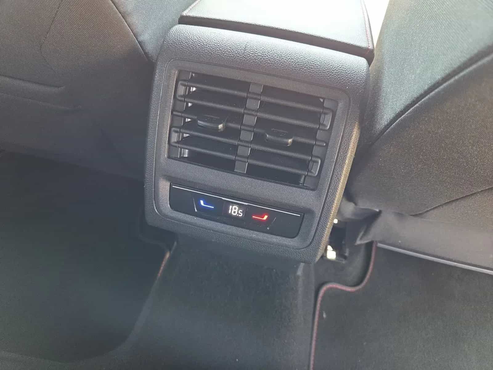Volkswagen Golf GTI *BLACKSTYLE*19ZOLL*PANO*AHK*KEYLESS*APP 11/2023-photo-17