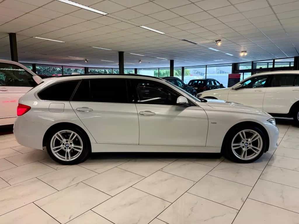 BMW 3 Series 330i xDrive TOURING LUXURY LEDER NAVI AHK PANO 04/2018-photo-8