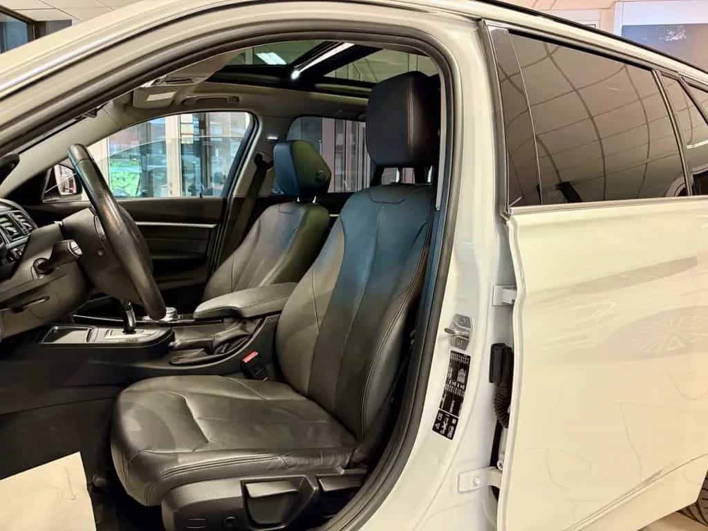 BMW 3 Series 330i xDrive TOURING LUXURY LEDER NAVI AHK PANO 04/2018-photo-9