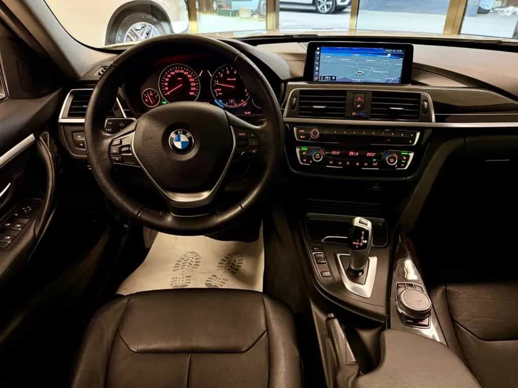 BMW 3 Series 330i xDrive TOURING LUXURY LEDER NAVI AHK PANO 04/2018-photo-10