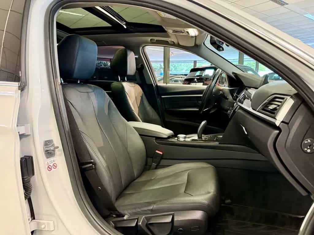 BMW 3 Series 330i xDrive TOURING LUXURY LEDER NAVI AHK PANO 04/2018-photo-11