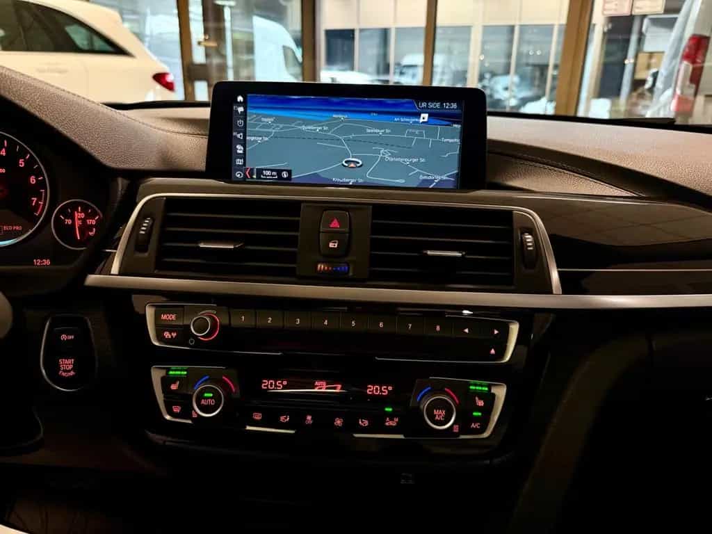 BMW 3 Series 330i xDrive TOURING LUXURY LEDER NAVI AHK PANO 04/2018-photo-14