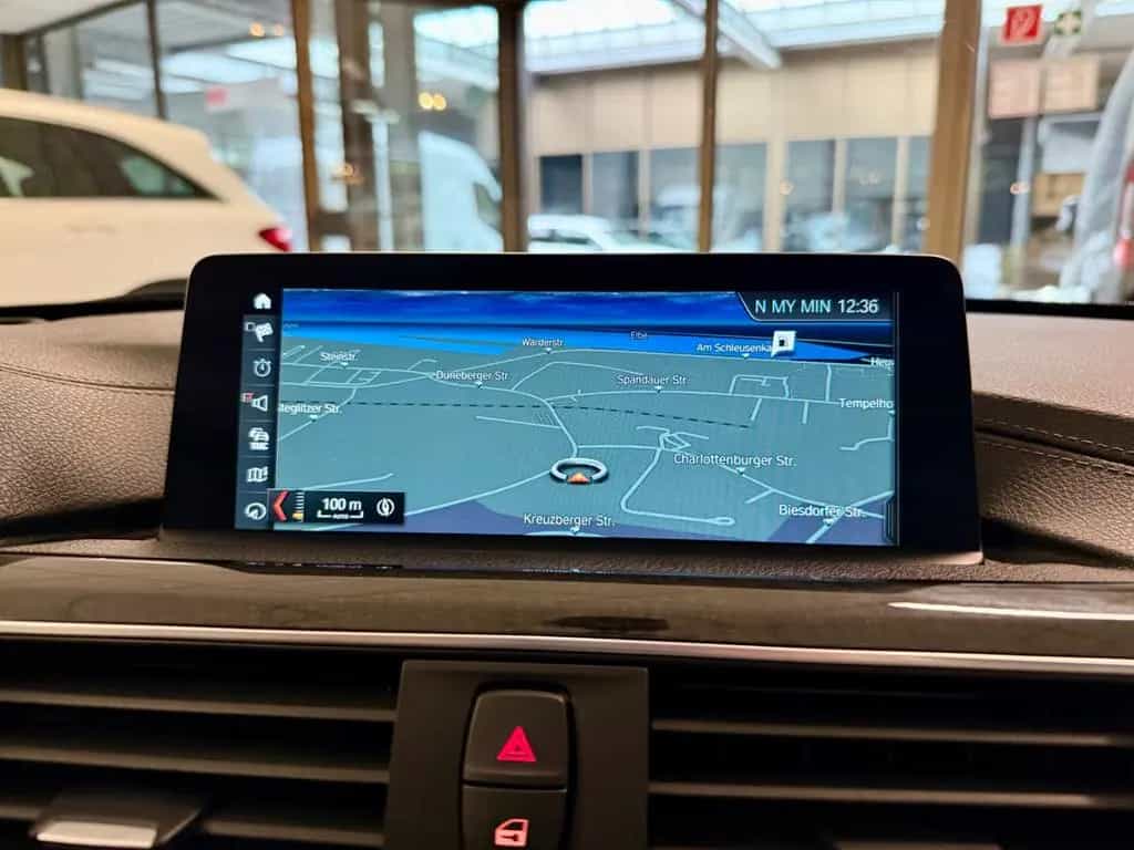BMW 3 Series 330i xDrive TOURING LUXURY LEDER NAVI AHK PANO 04/2018-photo-15