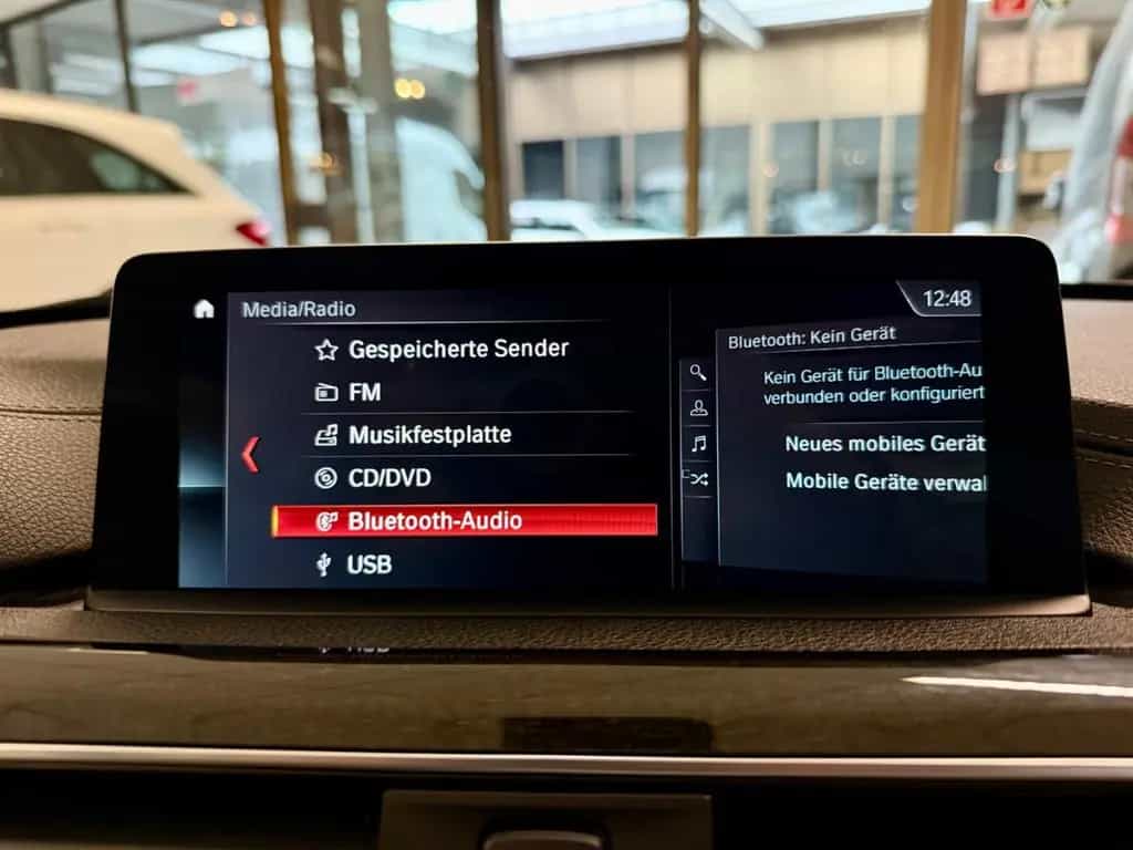 BMW 3 Series 330i xDrive TOURING LUXURY LEDER NAVI AHK PANO 04/2018-photo-16