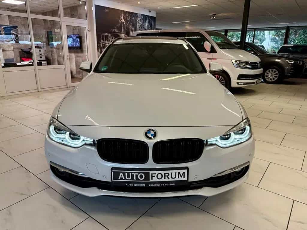 BMW 3 Series 330i xDrive TOURING LUXURY LEDER NAVI AHK PANO 04/2018-photo-0