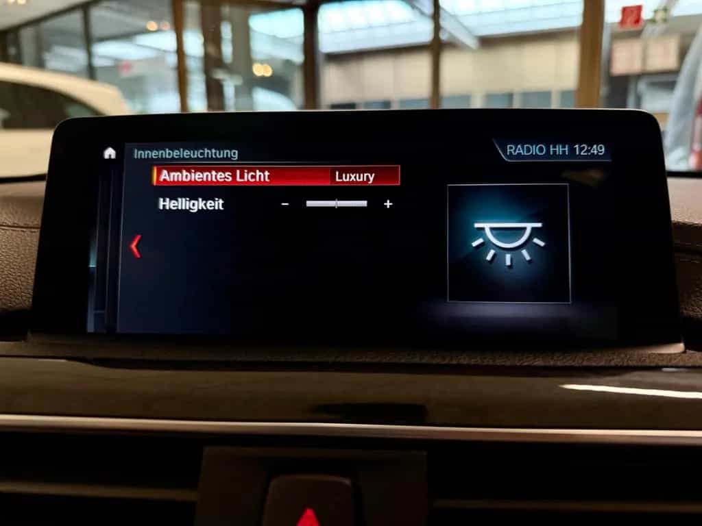 BMW 3 Series 330i xDrive TOURING LUXURY LEDER NAVI AHK PANO 04/2018-photo-18