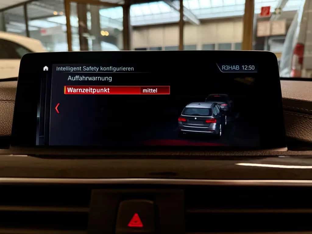 BMW 3 Series 330i xDrive TOURING LUXURY LEDER NAVI AHK PANO 04/2018-photo-19