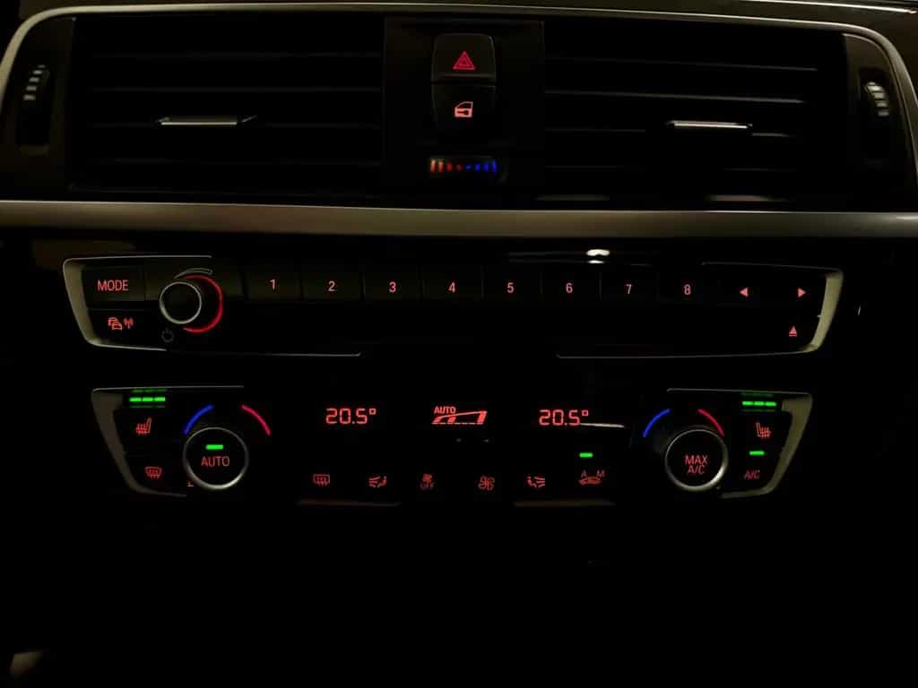 BMW 3 Series 330i xDrive TOURING LUXURY LEDER NAVI AHK PANO 04/2018-photo-23