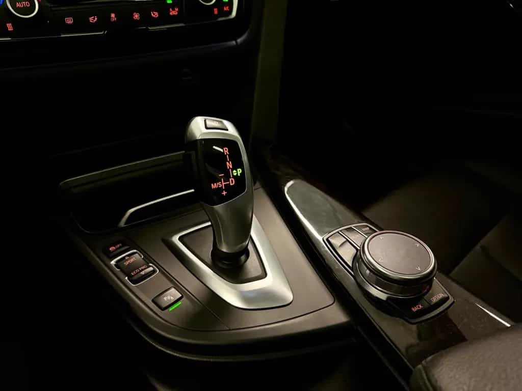 BMW 3 Series 330i xDrive TOURING LUXURY LEDER NAVI AHK PANO 04/2018-photo-24