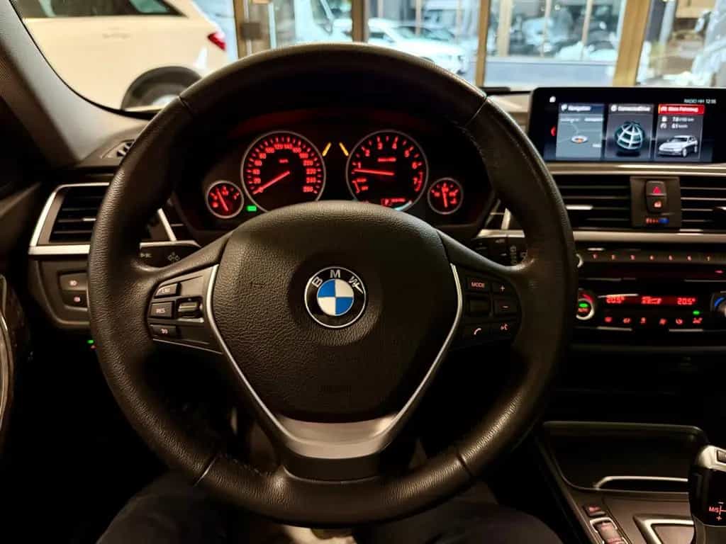 BMW 3 Series 330i xDrive TOURING LUXURY LEDER NAVI AHK PANO 04/2018-photo-25