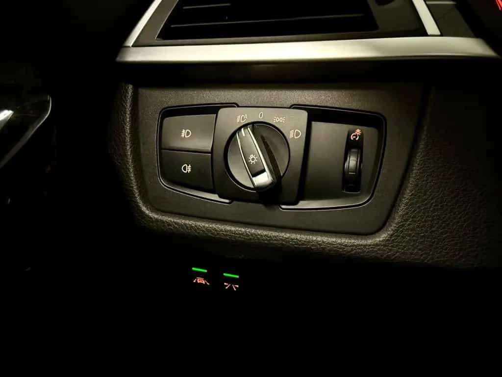 BMW 3 Series 330i xDrive TOURING LUXURY LEDER NAVI AHK PANO 04/2018-photo-26