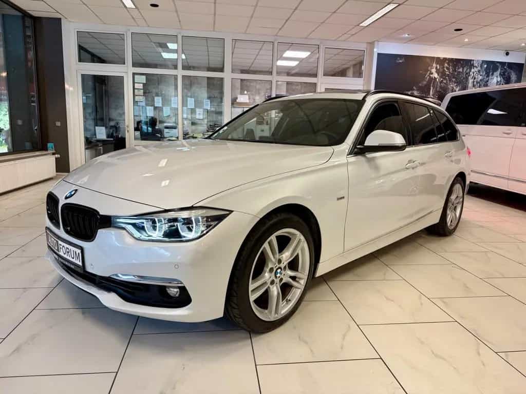 BMW 3 Series 330i xDrive TOURING LUXURY LEDER NAVI AHK PANO 04/2018-photo-1