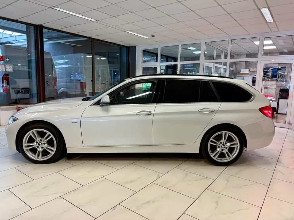 BMW 3 Series 330i xDrive TOURING LUXURY LEDER NAVI AHK PANO 04/2018-photo-2