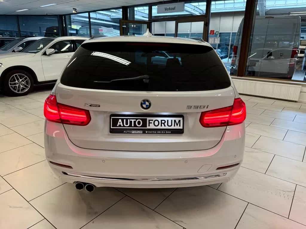 BMW 3 Series 330i xDrive TOURING LUXURY LEDER NAVI AHK PANO 04/2018-photo-4