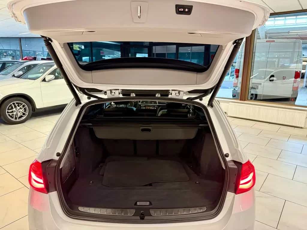 BMW 3 Series 330i xDrive TOURING LUXURY LEDER NAVI AHK PANO 04/2018-photo-5