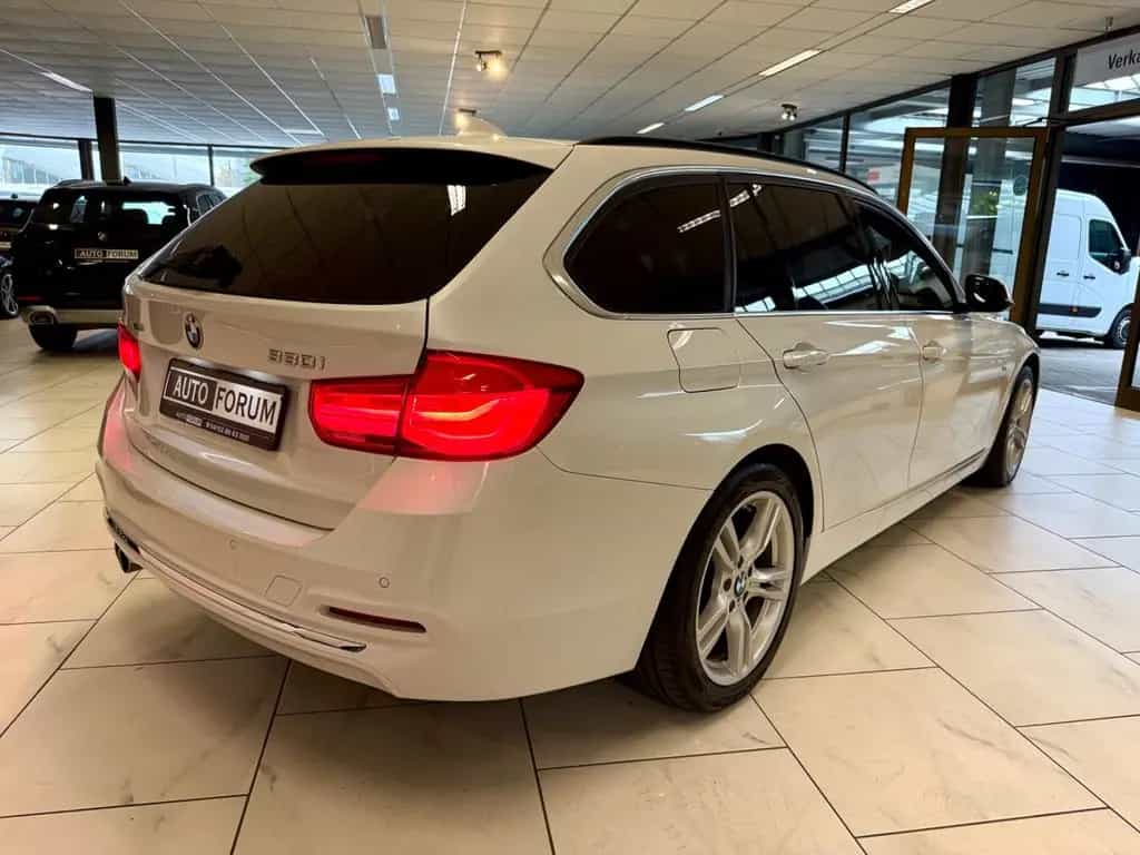 BMW 3 Series 330i xDrive TOURING LUXURY LEDER NAVI AHK PANO 04/2018-photo-7