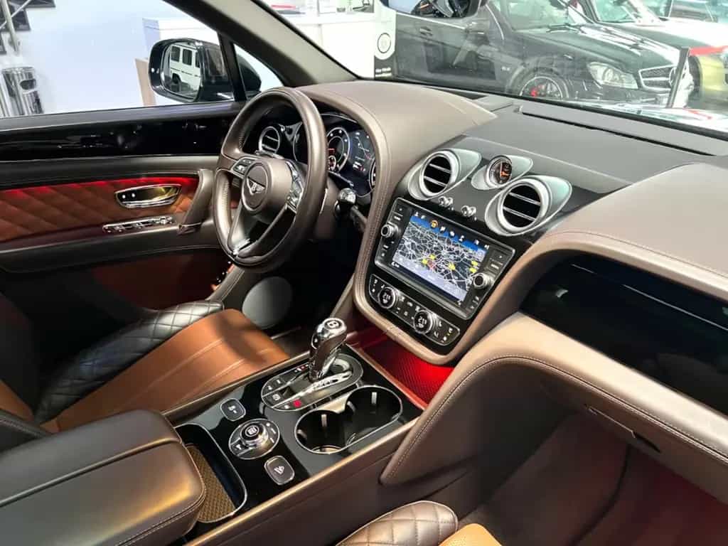 Bentley Bentayga 4.0 V8 DIESEL BLACK MULLINER 2xDVD-TV 02/2018-photo-1