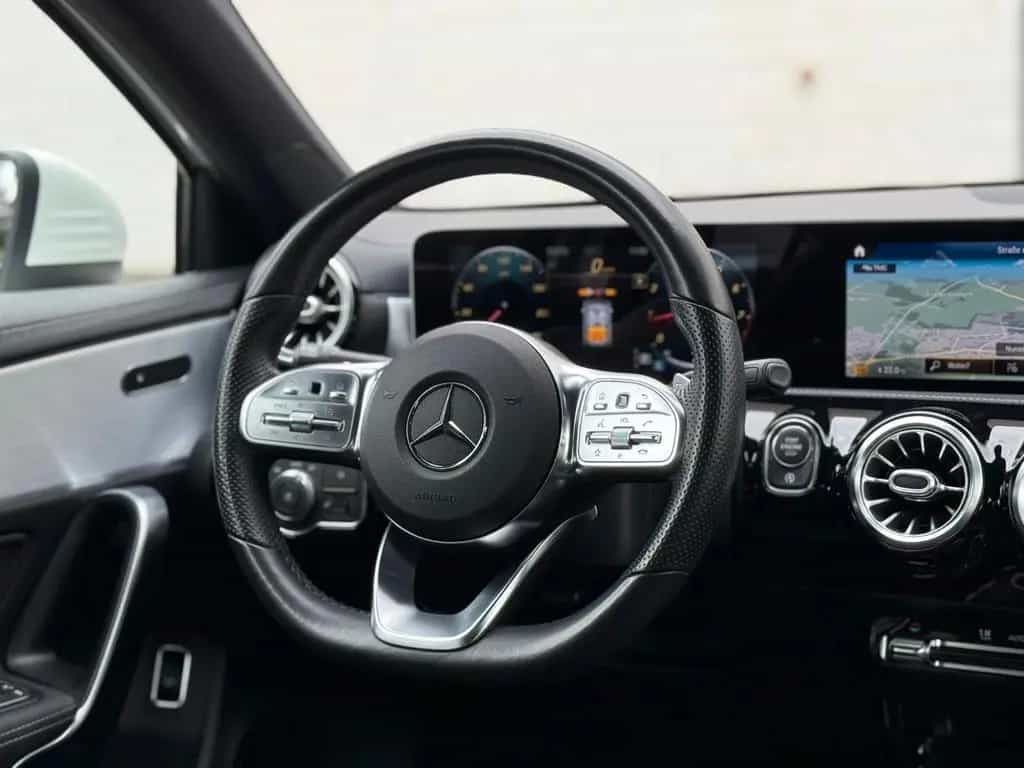 Mercedes-Benz A 200 AMG Line DCT LED Wide Pano RFK Ambiente 08/2019-photo-16