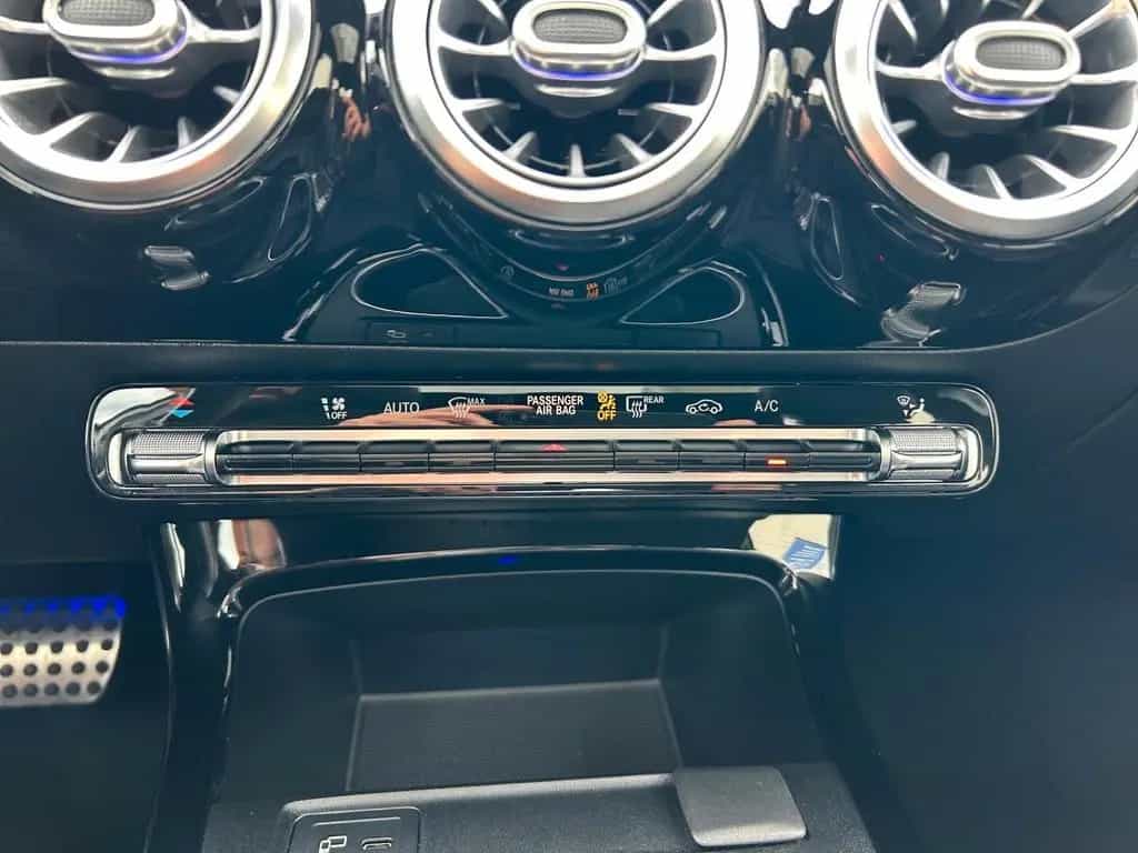 Mercedes-Benz A 200 AMG Line DCT LED Wide Pano RFK Ambiente 08/2019-photo-18