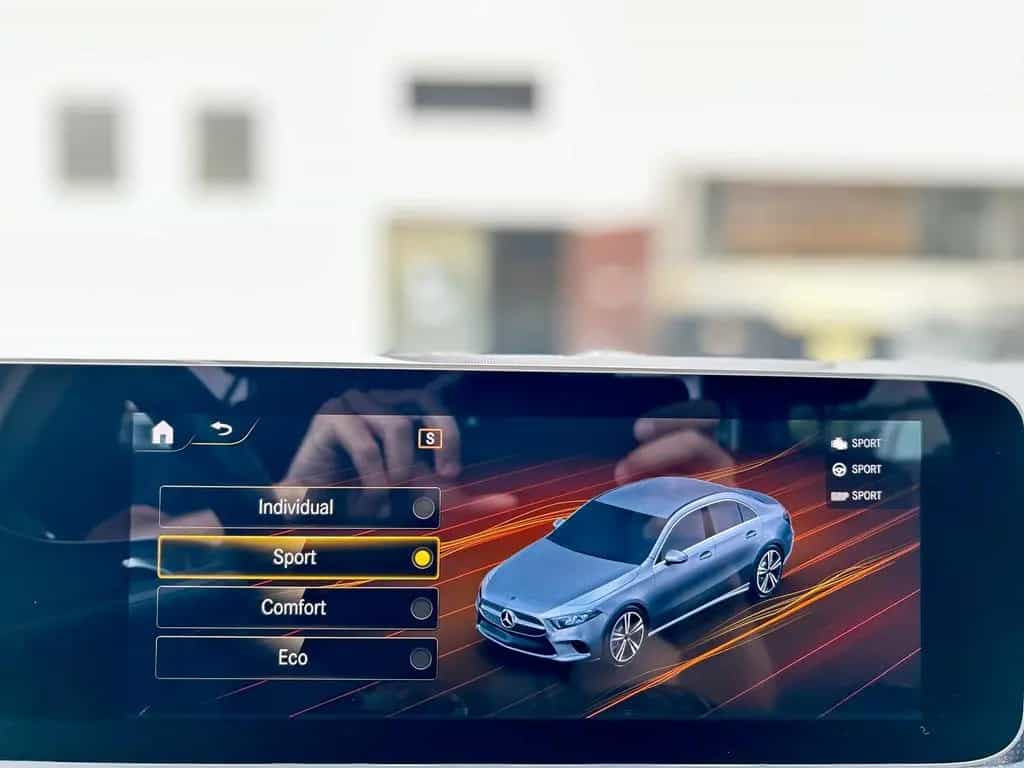 Mercedes-Benz A 200 AMG Line DCT LED Wide Pano RFK Ambiente 08/2019-photo-26